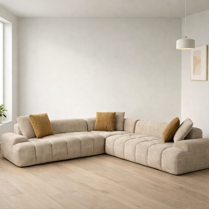 Sofá rinconera Mali beige en un salón luminoso