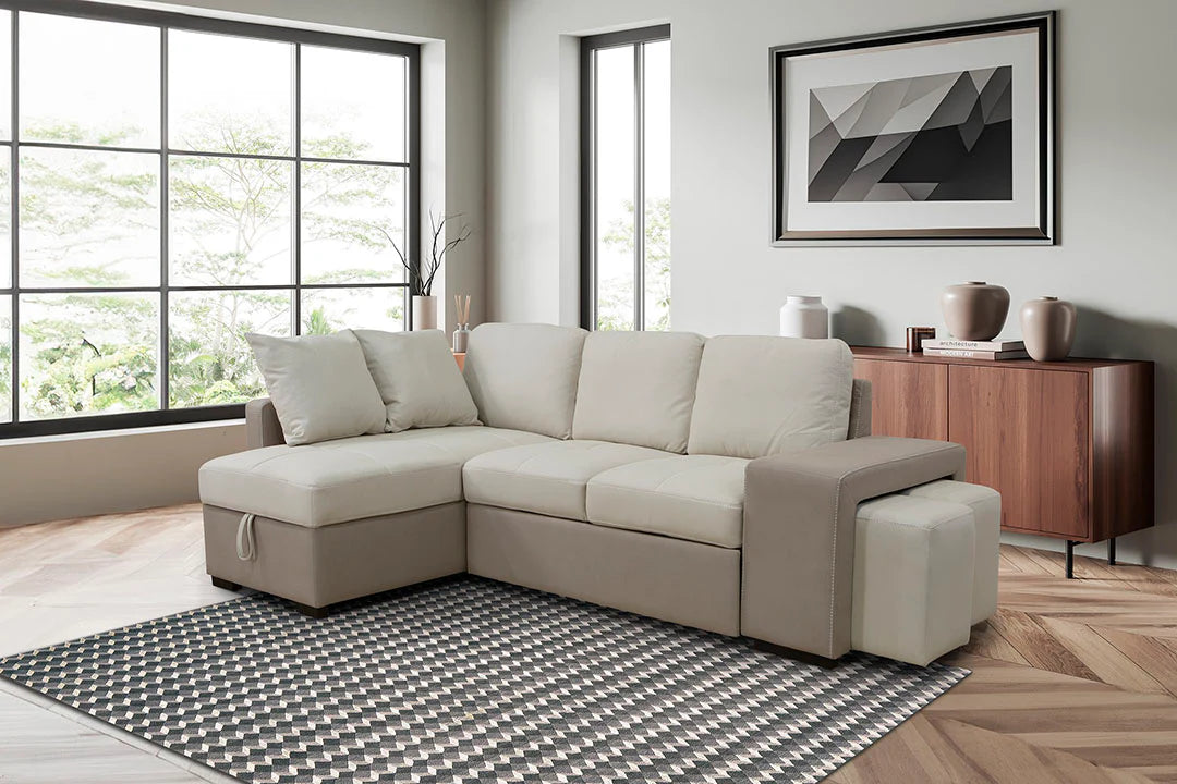 Sofá con chaise longue y puff junto al brazo en un salón