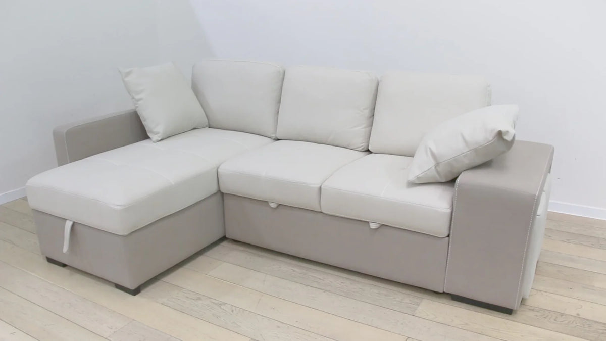 Sofá con chaise longue y cojines sobre suelo de baldosa