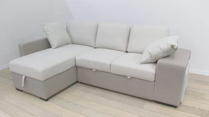 Sofá con chaise longue y cojines sobre suelo de baldosa