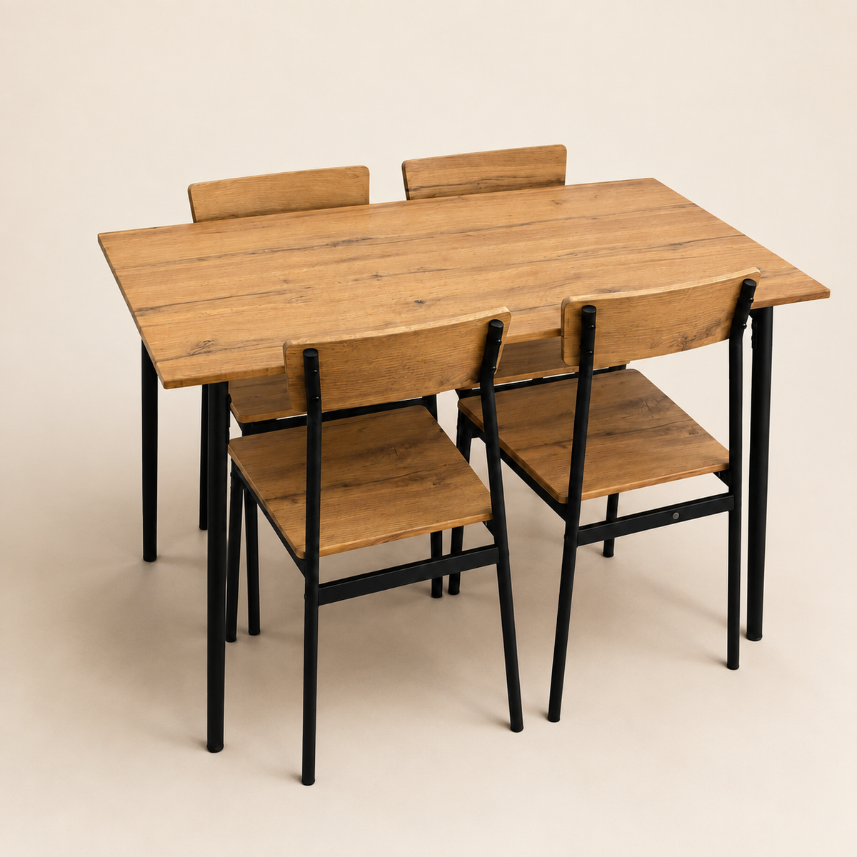 Mesa de comedor rectangular con cuatro sillas y estructura metálica negra
