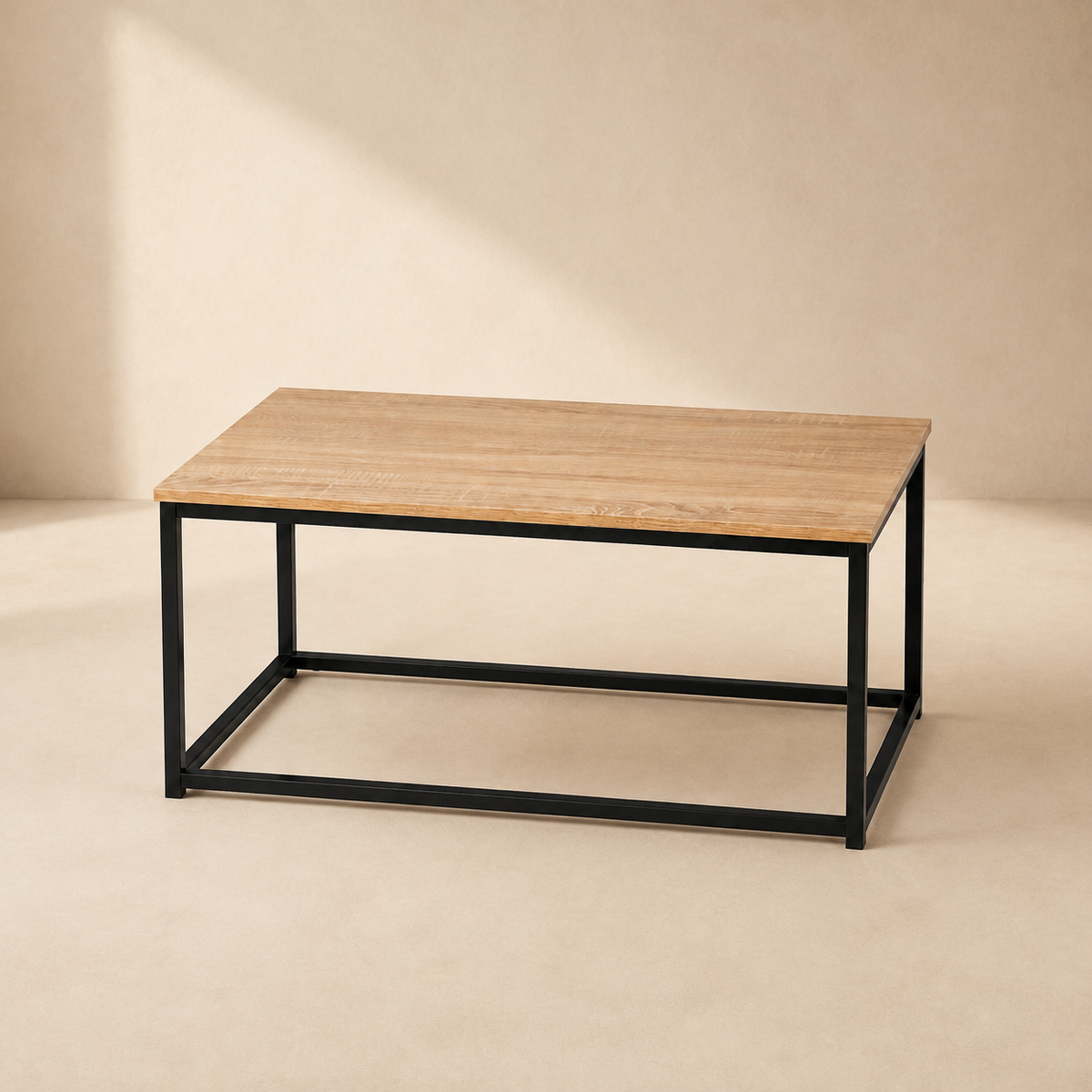 Mesa de centro rectangular de 90 por 48 centímetros con patas de metal negro sobre fondo cálido