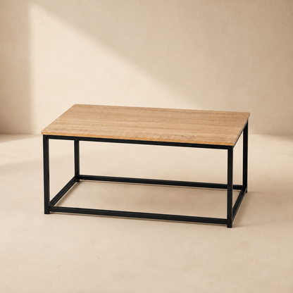 Mesa de centro rectangular de 90 por 48 centímetros con patas de metal negro sobre fondo cálido