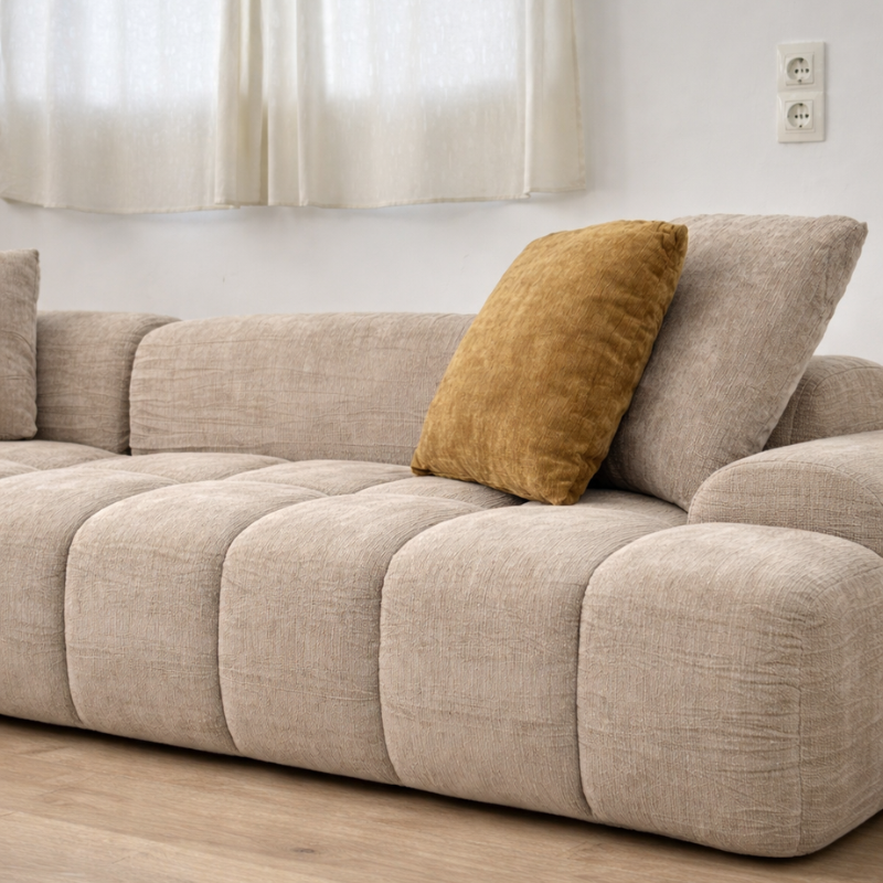 Detalle de la tapicería y asiento del sofá Mali beige